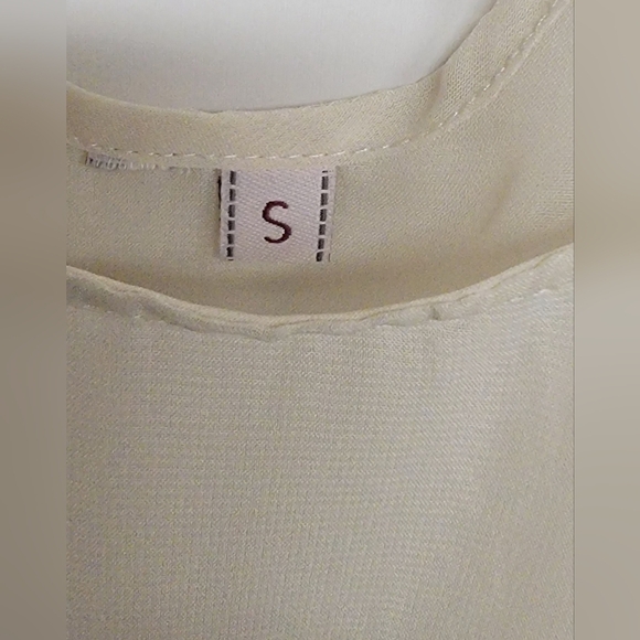Women's Size Small,  Sleeveless 100% Lightweight Cream/Shear Polyester Top. ✨️✨️ - Picture 7 of 8